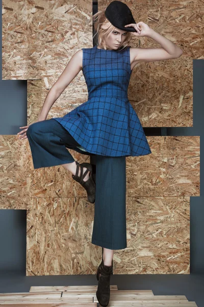 Şık elbiseli güzel moda kız farklı pozlar gösterilen. Güzellik, Stil, moda.