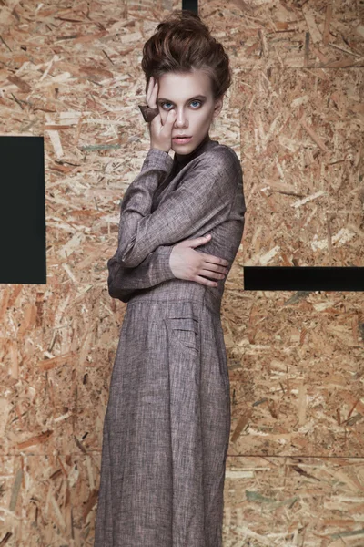 Şık elbiseli güzel moda kız farklı pozlar gösterilen. Güzellik, Stil, moda.