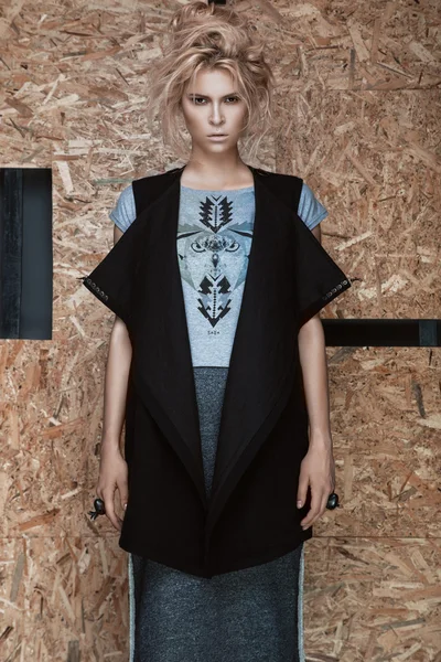 Şık elbiseli güzel moda kız farklı pozlar gösterilen. Güzellik, Stil, moda.