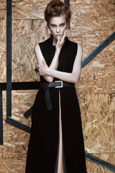 Şık elbiseli güzel moda kız farklı pozlar gösterilen. Güzellik, Stil, moda.