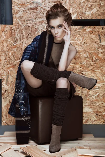 Şık elbiseli güzel moda kız farklı pozlar gösterilen. Güzellik, Stil, moda.