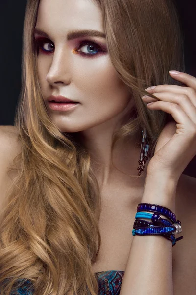 Beautiful fashion girl with bracelets boho style. Beauty face, bright trendy makeup. — Stock Photo, Image