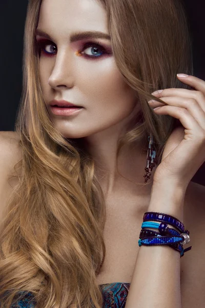 Hermosa chica de moda con pulseras de estilo boho. Cara de belleza, maquillaje de moda brillante . — Foto de Stock