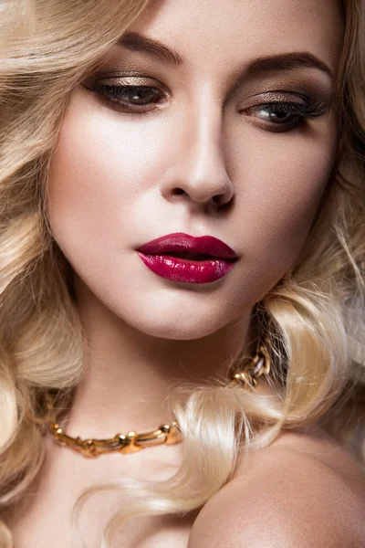 Vacker blondin i en Hollywood sätt med lockar, röda läppar. Skönhet ansikte. — Stockfoto