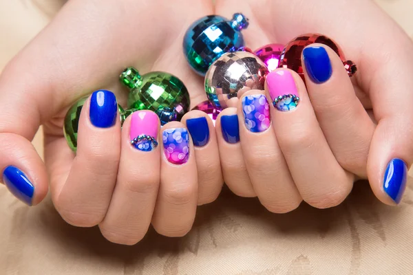 Bella manicure colorata con bolle e cristalli sulla mano femminile. Primo piano . — Foto Stock