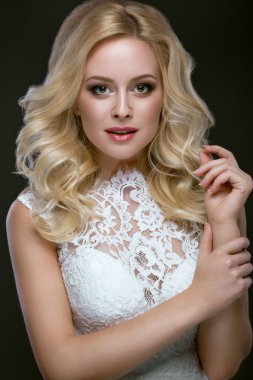 Gelinlik akşam makyajlı güzel sarışın kadın ihale dudaklar ve bukleler. Gelin görüntü. Güzellik.