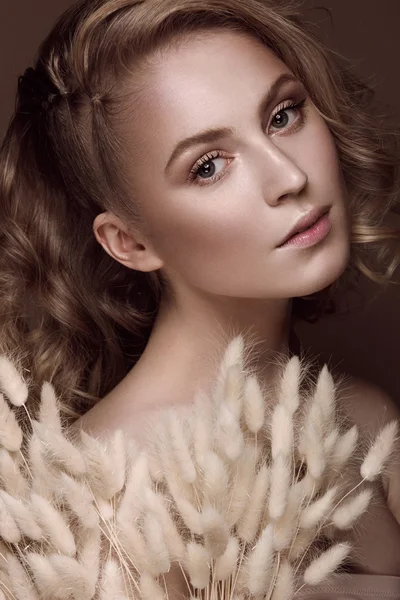 Beautiful girl with a gentle make-up and hairstyle,  ears of corn in her hands. Beauty face. — Stock Photo, Image