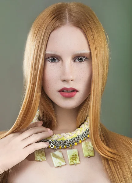 Belle fille aux cheveux roux avec des taches de rousseur, de longs cheveux raides et un collier autour de son cou. Beauté visage . — Photo