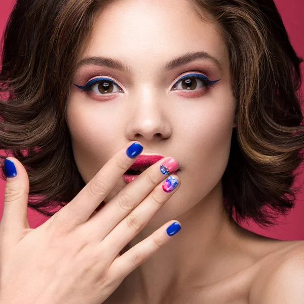 Красивая модель девушка с ярко-розовым макияжем и цветной лак для ногтей. Красотка. Короткие красочные ногти — стоковое фото