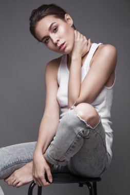 seksi manken uzun saçlı, genç Avrupa çekici, güzel gözler, mükemmel cilt Studio farklı pozlar gösterilen glamour vogue test fotoğraf çekimleri için poz