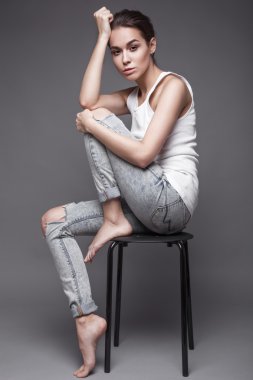 seksi manken uzun saçlı, genç Avrupa çekici, güzel gözler, mükemmel cilt Studio farklı pozlar gösterilen glamour vogue test fotoğraf çekimleri için poz
