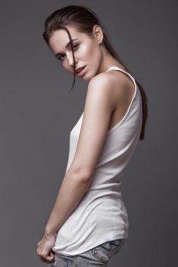 seksi manken uzun saçlı, genç Avrupa çekici, güzel gözler, mükemmel cilt Studio farklı pozlar gösterilen glamour vogue test fotoğraf çekimleri için poz