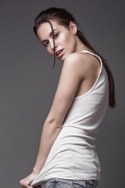 seksi manken uzun saçlı, genç Avrupa çekici, güzel gözler, mükemmel cilt Studio farklı pozlar gösterilen glamour vogue test fotoğraf çekimleri için poz