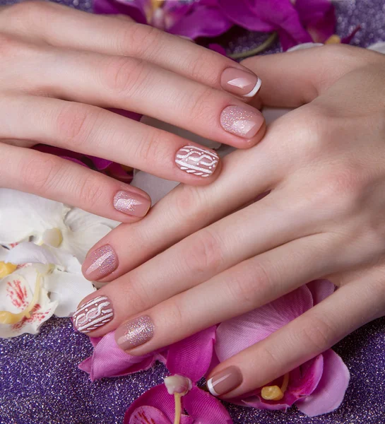 Snow White manicure na kobiece ręce. Zimowe paznokci projekt. — Zdjęcie stockowe
