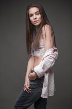 seksi manken uzun saçlı, genç Avrupa çekici, güzel gözler, mükemmel cilt Studio farklı pozlar gösterilen glamour vogue test fotoğraf çekimleri için poz