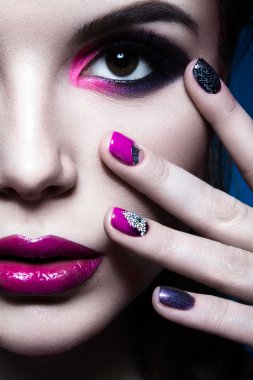 Parlak yaratıcı moda makyaj ve Renkli oje ile güzel kız. Sanat güzellik tasarım.