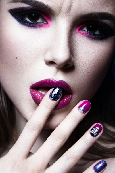 Beautiful girl with bright creative fashion makeup and colorful nail polish. Art beauty design. — Stock Photo, Image