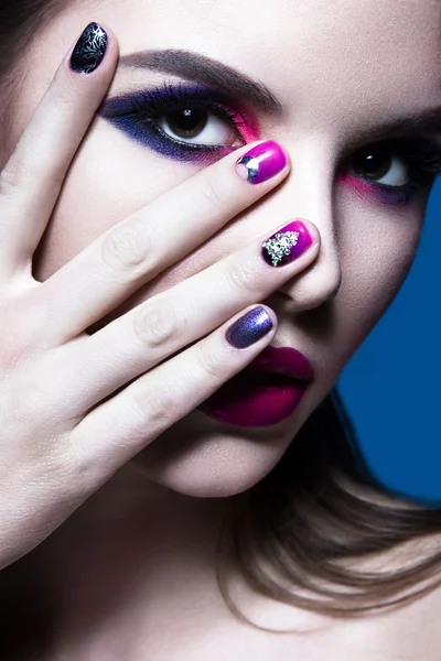 Hermosa chica con maquillaje de moda creativa brillante y esmalte de uñas de colores. Arte belleza diseño . — Foto de Stock