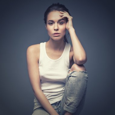 seksi manken uzun saçlı, genç Avrupa çekici, güzel gözler, mükemmel cilt Studio farklı pozlar gösterilen glamour vogue test fotoğraf çekimleri için poz. Instagram filtreleri