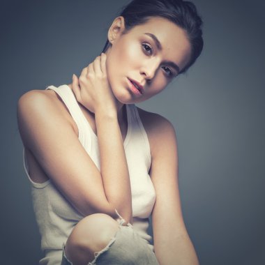 seksi manken uzun saçlı, genç Avrupa çekici, güzel gözler, mükemmel cilt Studio farklı pozlar gösterilen glamour vogue test fotoğraf çekimleri için poz. Instagram filtreleri
