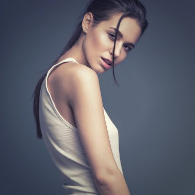 seksi manken uzun saçlı, genç Avrupa çekici, güzel gözler, mükemmel cilt Studio farklı pozlar gösterilen glamour vogue test fotoğraf çekimleri için poz. Instagram filtreleri