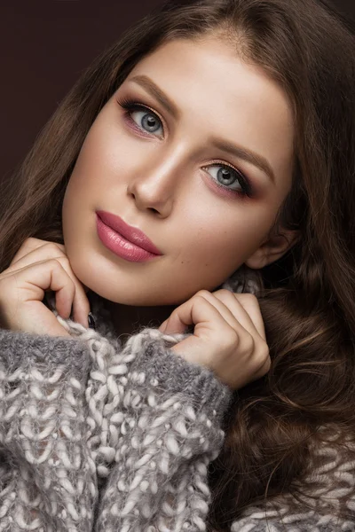 Hermosa joven con maquillaje suave en suéter cálido y pelo largo y liso. Cara de belleza . —  Fotos de Stock