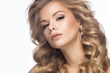 Güzel sarışın bir düğün görüntü bukleler, hafif dudak ile içinde. Güzellik.