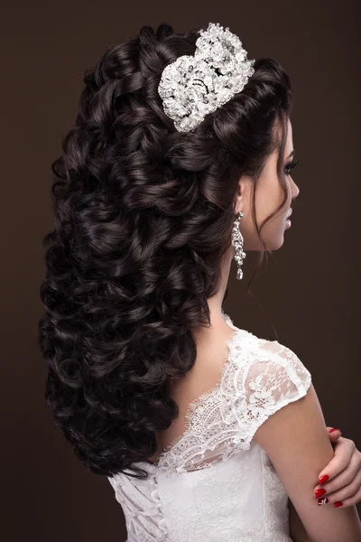 Beautiful brunette girl in image of Arab bride, wedding dress and crown on her head. Beauty face. — Stock Photo, Image