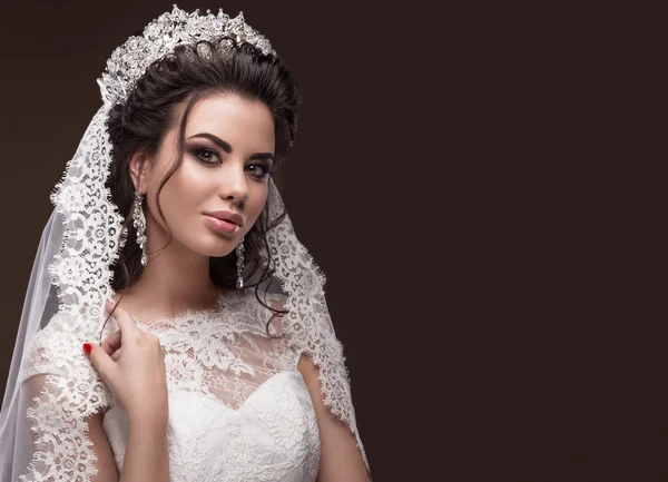 Mooie brunette meisje in beeld van Arabische bruid, bruiloft jurk en kroon op haar hoofd. Schoonheid gezicht. — Stockfoto