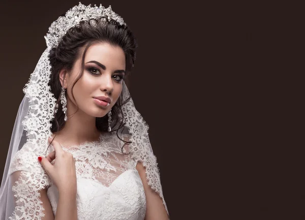 Frumoasă brunetă fată în imaginea miresei arabe, rochie de mireasă și coroană pe cap. Fata de frumusete . — Fotografie, imagine de stoc