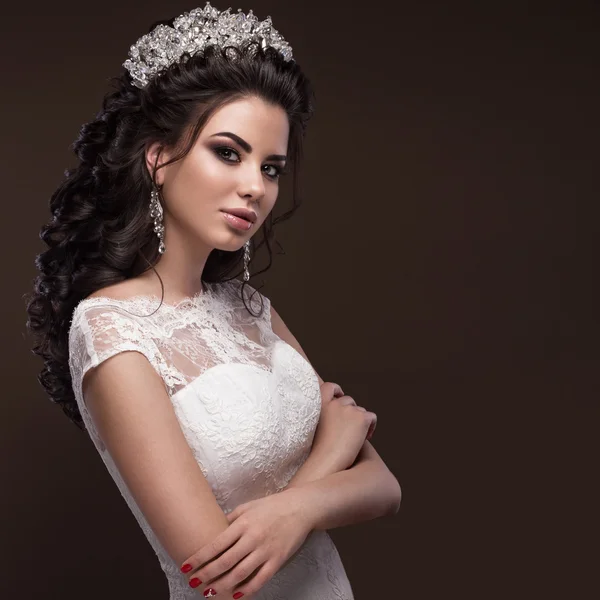 Frumoasă brunetă fată în imaginea miresei arabe, rochie de mireasă și coroană pe cap. Fata de frumusete . — Fotografie, imagine de stoc