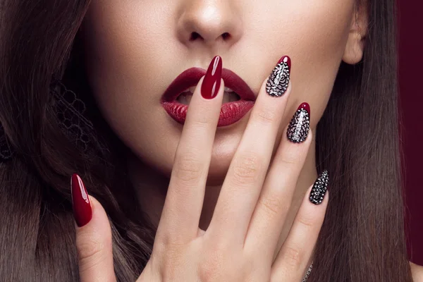 Chica bonita con peinado inusual, maquillaje brillante, labios rojos y diseño de manicura. Cara de belleza. Clavos de arte . — Foto de Stock