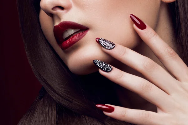 Bella ragazza con acconciatura insolita, trucco luminoso, labbra rosse e design manicure. Bellezza. Unghie d'arte . — Foto Stock