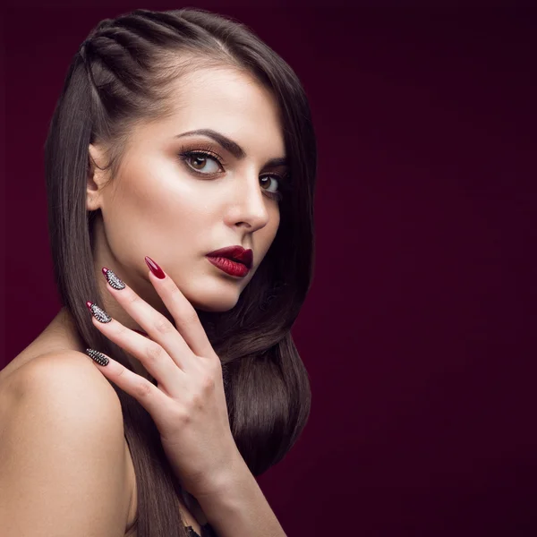 Bella ragazza con acconciatura insolita, trucco luminoso, labbra rosse e design manicure. Bellezza. Unghie d'arte . — Foto Stock