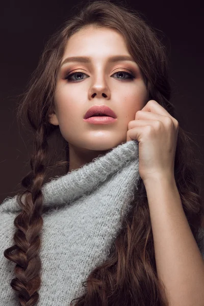 Gyönyörű fiatal lány gyengéd smink meleg pulóver és hosszú, egyenes haját. Szépség arc. — Stock Fotó