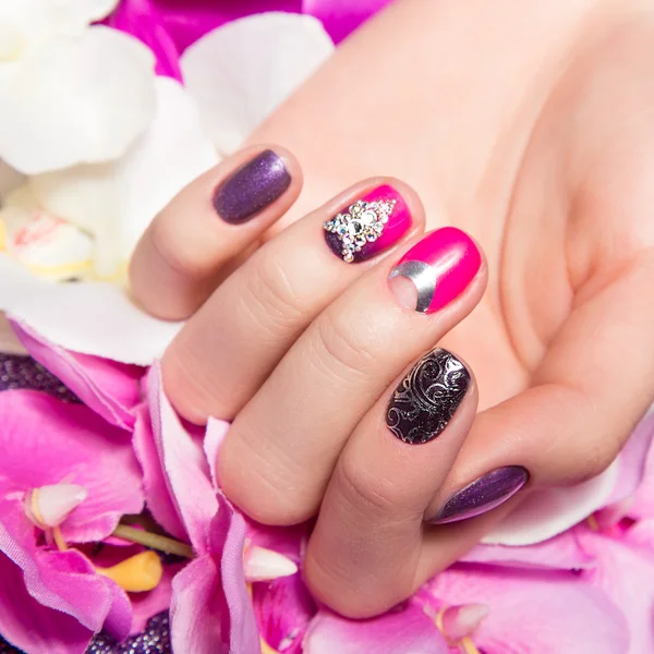 Hermosa manicura colorida con burbujas y cristales en la mano femenina. Primer plano . —  Fotos de Stock