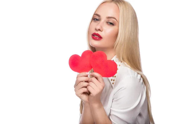 Retrato de hermosa mujer rubia con maquillaje brillante y corazón rojo en la mano. día de San Valentín —  Fotos de Stock