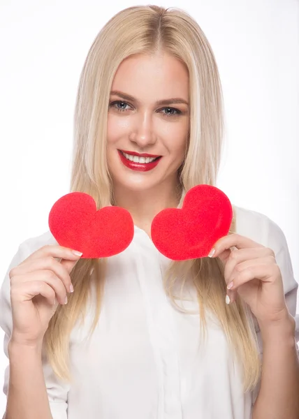 Retrato de hermosa mujer rubia con maquillaje brillante y corazón rojo en la mano. día de San Valentín —  Fotos de Stock