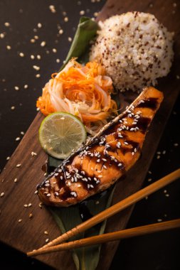 Teriyaki ahşap bir tepside pilavlı somon balığı. Üstten Görünüm.