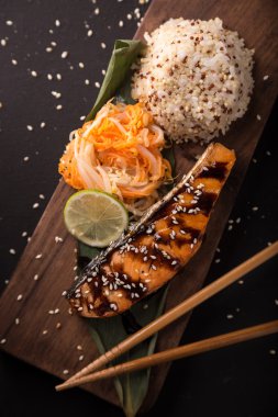 Teriyaki ahşap bir tepside pilavlı somon balığı. Üstten Görünüm.