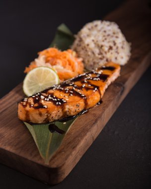 Teriyaki ahşap bir tepside pilavlı somon balığı. Üstten Görünüm.