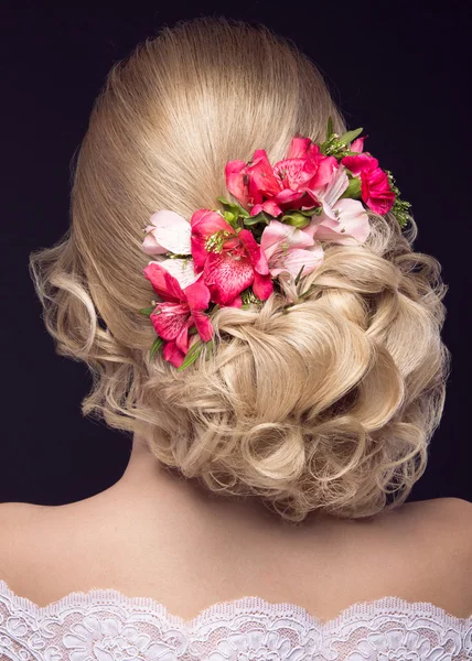 Hermosa chica rubia en la imagen de la novia con flores moradas en la cabeza. Cara de belleza. Peinado vista posterior —  Fotos de Stock