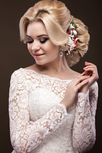 Bela menina loira na imagem da noiva com flores roxas em sua cabeça. Cara de beleza . — Fotografia de Stock