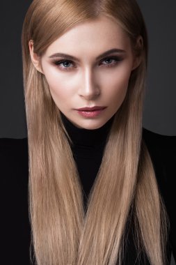 seksi manken uzun saçlı, genç Avrupa çekici, güzel gözleri, dolgun dudaklar, mükemmel cilt Studio farklı pozlar gösterilen glamour vogue test fotoğraf çekimleri için poz