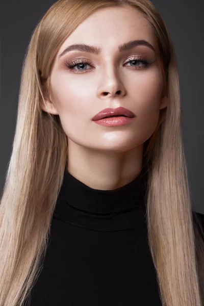 Sexy modelo de moda con el pelo largo, jóvenes europeos atractivos, hermosos ojos, labios llenos, la piel perfecta está posando en el estudio para el glamour vogue prueba sesión de fotos que muestra diferentes poses — Foto de Stock