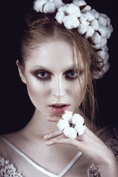 Chica de moda de arte con maquillaje creativo y algodón en su cabello. Cara de belleza . — Foto de Stock