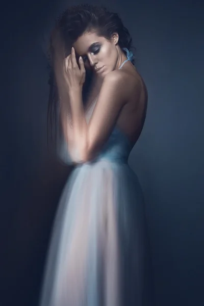 Bella ragazza in abito azzurro e capelli lunghi, immagine alla moda. Stile moda bellezza . — Foto Stock