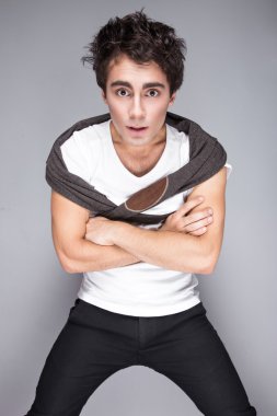 Yakışıklı tarzı. Neşeli genç adam akıllı casual giyim kamera duygusal insanlara bakmaktan. 