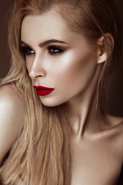 Belle fille blonde sexy avec des lèvres sensuelles, des cheveux de mode. Beauté visage . — Photo