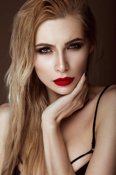 Mooie sexy blonde meisje met sensuele lippen, mode haar, zwarte kunst nagels. Schoonheid gezicht. — Stockfoto